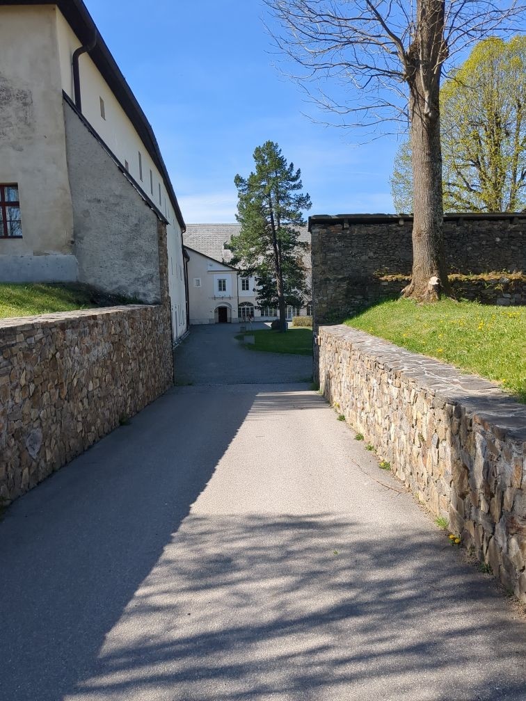 Ein Bild vom Eingang zum Schlosshof.